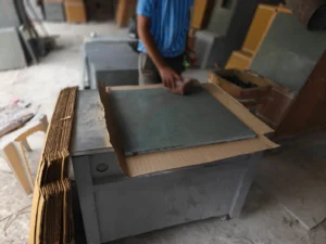 “ग्रे बैकग्राउंड पर शीशे-सी चमक वाली कोटा स्टोन स्लैब और बीच में सफेद अक्षरों में ‘मिरर पॉलिश कोटा स्टोन’ लिखा हुआ।”